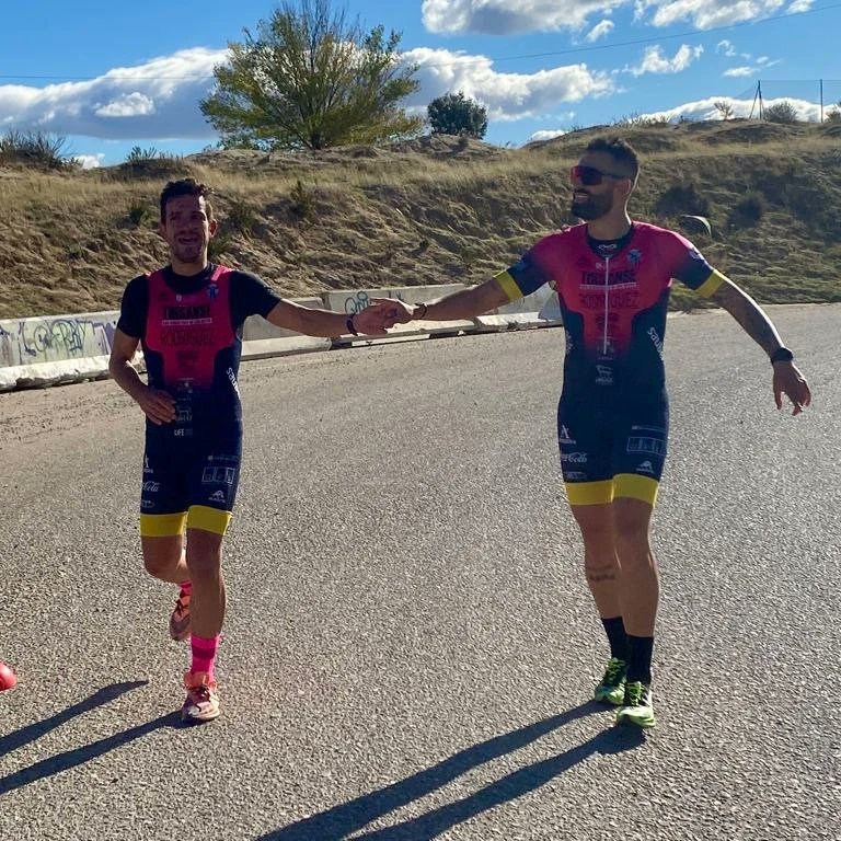 TriatlonSanSe's tweet photo. Como hemos disfrutado del entrenamiento por parejas simulando un duatlón🏃🚴🏃😊😊
#depingosanse @NorteRealSC @CocaCola_esp @QPerformancelab #carniceria_orgaz @sacalalenguaESP @226ERS #finewatchesdiamonds @acdssreyes @Sauber_ES #ITC #ivamar @sansedeporte @CMLaDehesa  @move2be https://t.co/lysn3wy84S