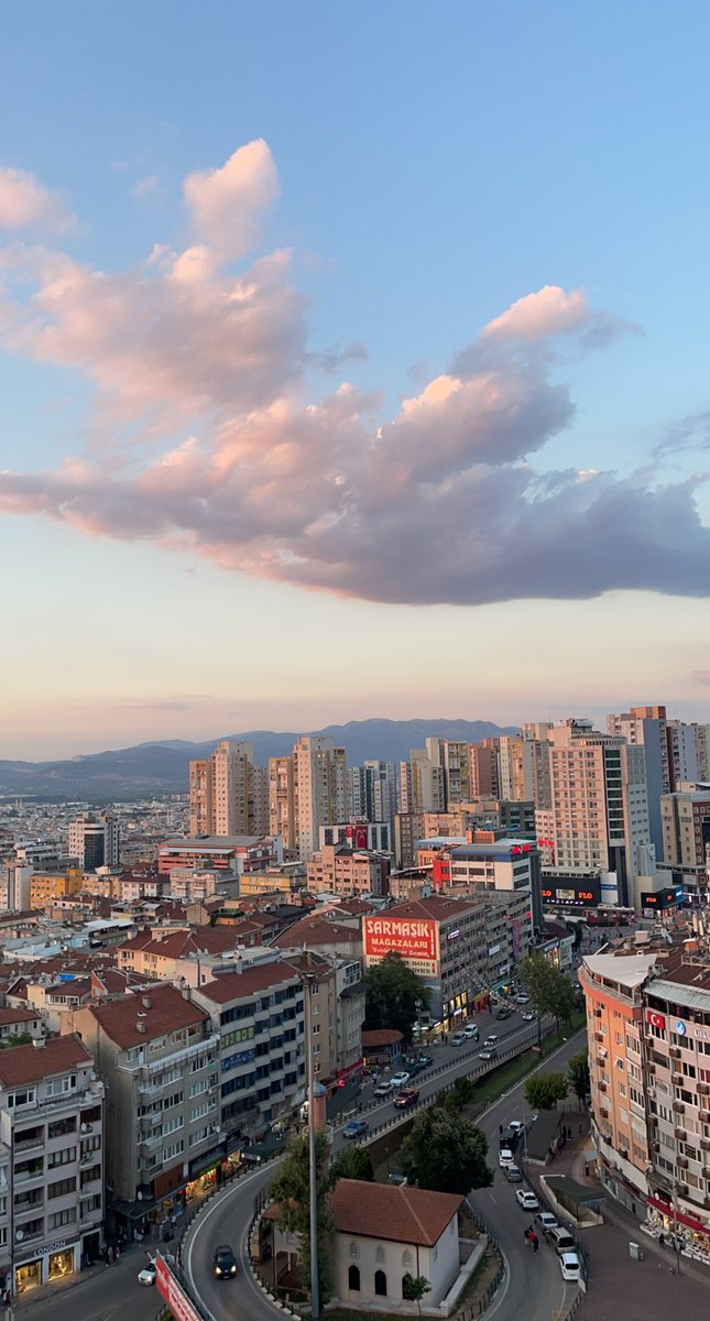 مطل بورصه من ابرز المعالم السياحية يوجد فيها قلعة تاريخية ومدافع عثمانية كانت مستخدمة في الجيش العثماني وايضا يوجد قبر موؤسسي الدولة العثمانية عثمان بن ارطغرل وابنه اورخان والمكان حيوي وجميل ومتنوع بجميع الخدمات مطاعم ومقاهي .

قهوة وحلى واطلالة وابتسامة عفوية 😅

#تركيا 
#سياحة