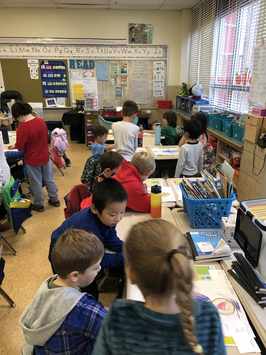 First graders enjoyed sharing their research projects about community workers with another class. @mrowlandRFES @RodgersForgeES @BCPS_ELA