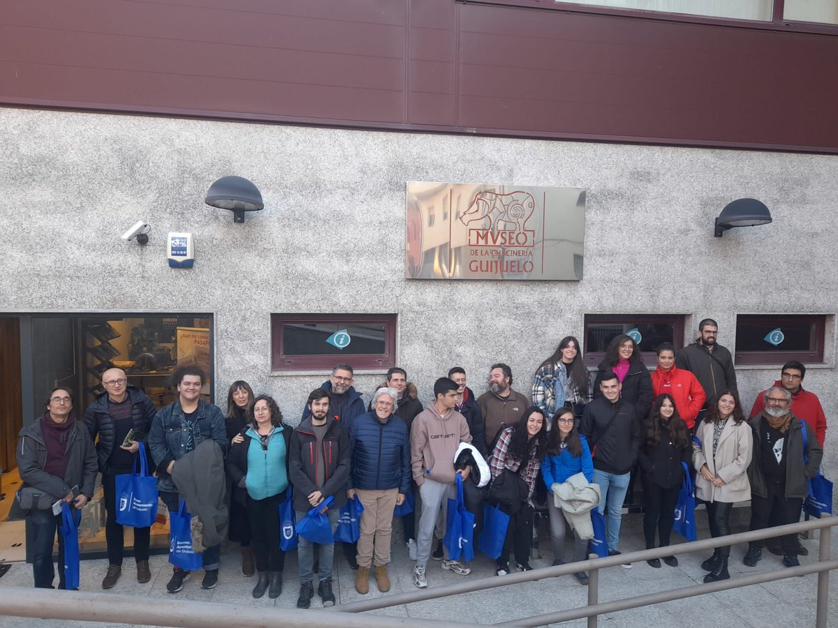 GeografiaUCLM's tweet photo. Gracias también al Ayuntamiento de Guijuelo #Salamanca que tan amablemente nos atendió ayer en el Museo de la Industria Chacinera, desde donde nos brindaron numerosas explicaciones sobre la actividad en torno al cerdo ibérico. Gracias también por los regalos  ☺ #Geografía #otoño https://t.co/p9EawLBoLk