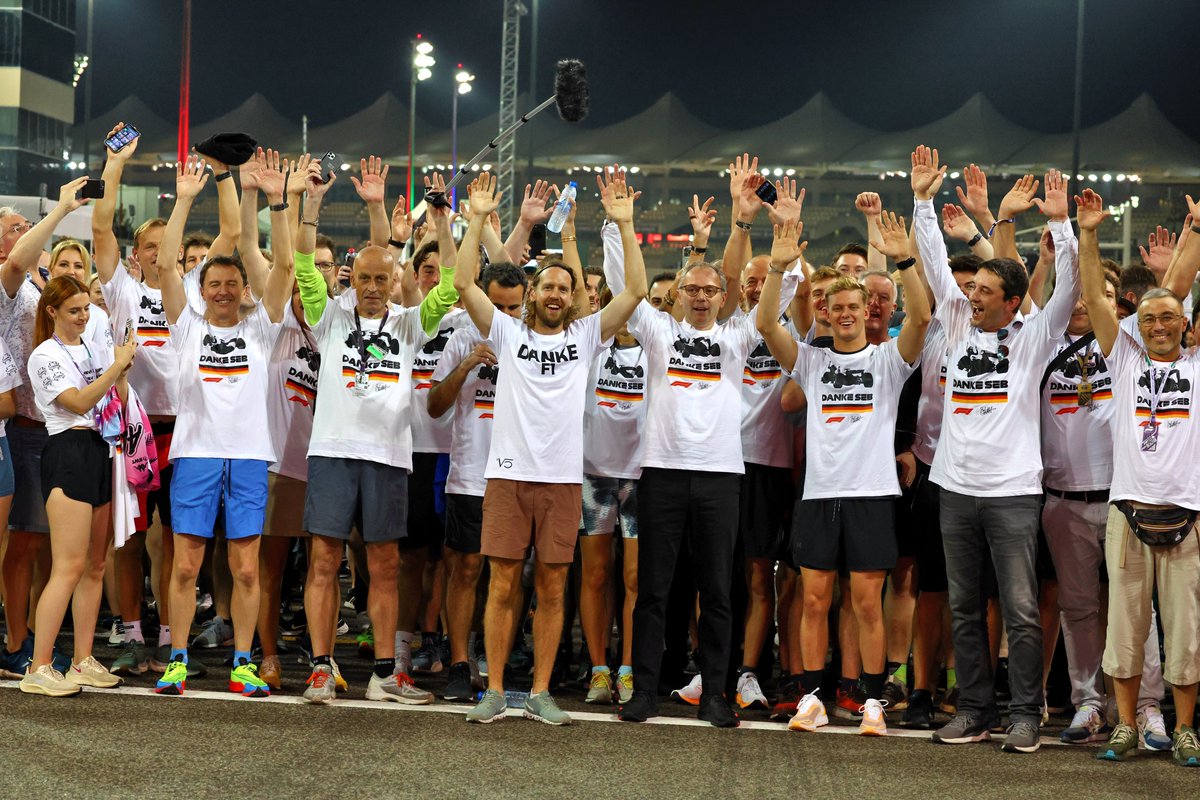 TearOffFR's tweet photo. 📸 Sebastian Vettel a invité le paddock entier à venir courir avec lui pour faire un tour d'honneur ! 🏃

L'occasion de voir de belles et émouvantes images 🥹

#F1 #AbuDhabiGP #RunWithSeb https://t.co/pcWyXlHIV5