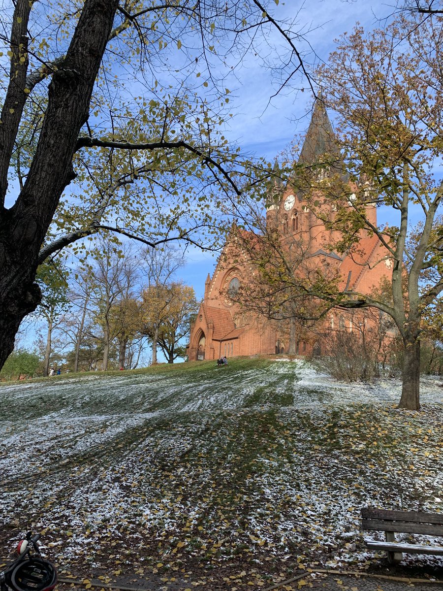 geoObserver_'s tweet photo. Heute fand wieder das legendäre #Grasrodeln am #Hasenberg im #Paulusviertel #Halle statt. Ich war dabei! 🤷♂️👋🤣🤫 @dubisthallede @stadt_halle @koenau https://t.co/Q5twgJXJ3o