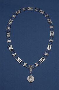 Op deze dag in 2018 werd het grondwetsvoorstel (in tweede lezing) aangenomen om de aanstellingswijze van de burgemeester uit de Grondwet te halen. De deconstitutionalisering maakt een andere benoemingswijze van de burgemeester mogelijk. Historisch feitje voor een inner circle 😉