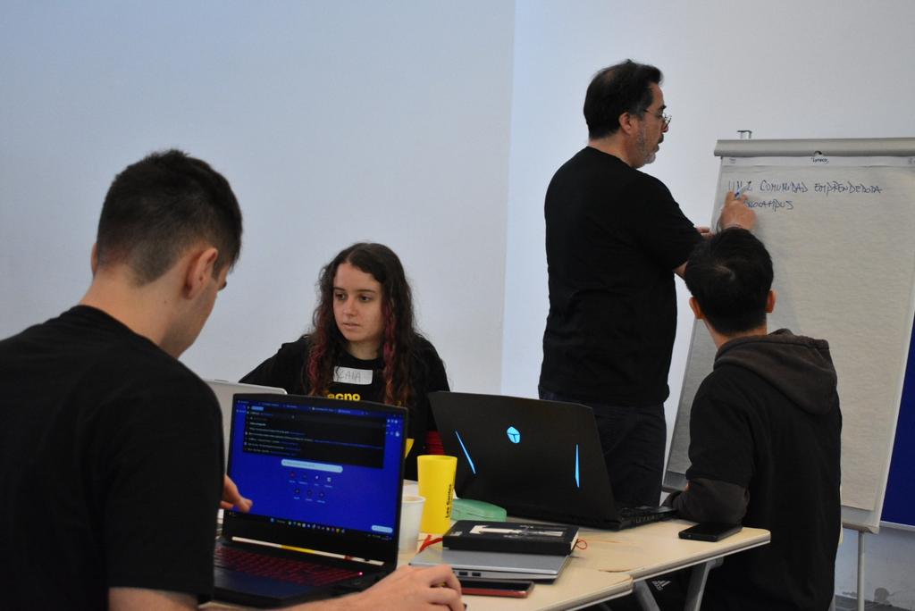 TecnoCampus's tweet image. Abans de finalitzar el dia d&apos;avui, deixem aquestes fotos del procés dels equips en el #TecnoChallenge 🤗. 

Demà seguim amb més!🔥