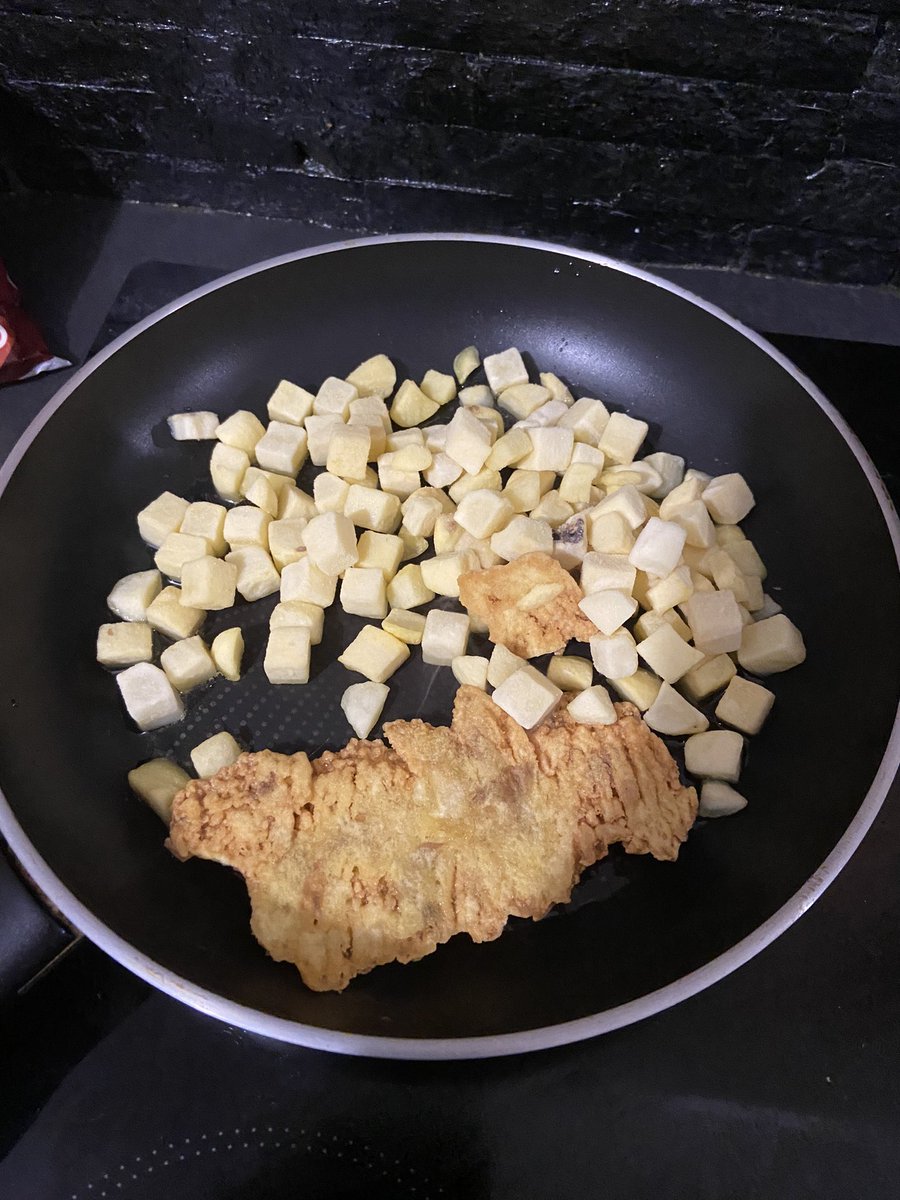 MelissaElrd's tweet photo. Dis donc @Leclerc c’est normal vos morceaux de l’espace dans vos pommes de terres là ? https://t.co/uIejNlBsSX