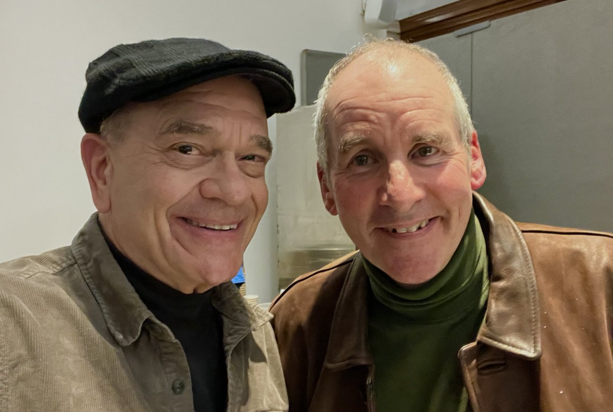 RobertPicardo's tweet image. Tearful hologram reunion with #ChrisBarrie . ⁦@CBarrieFans⁩ ⁦@StarTrek⁩ #TheDoctor . ⁦@Showmasters⁩ #LCCWinter .