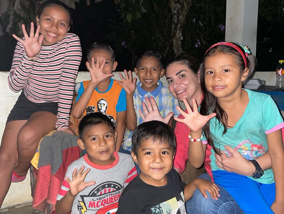 Nuestra amiga <a href="/AlcaldesaPaulaG/">Paula Maria González</a> y Esteban, realizan reuniones comunitarias en el Corregimiento de Boca Tucue.
Trabajando todos los días de la semana por la comunidad🤝🏼
¡Juntos para hacer las cosas bien!💪🏽⚡