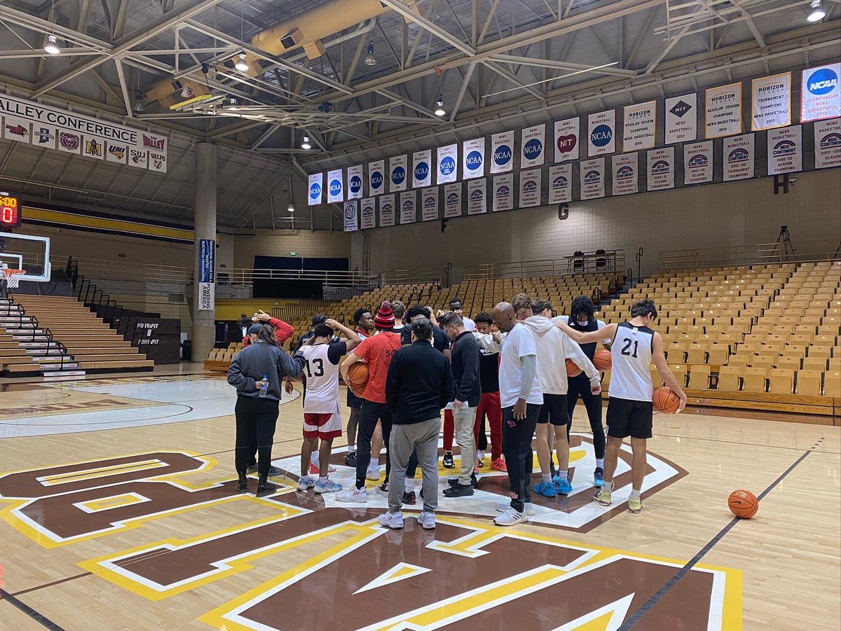 UIWMBB's tweet image. Game day from the house that assistant coach @chrisartis5 helped build tonight at 7 against Valparaiso ‼️👌

#WordUp