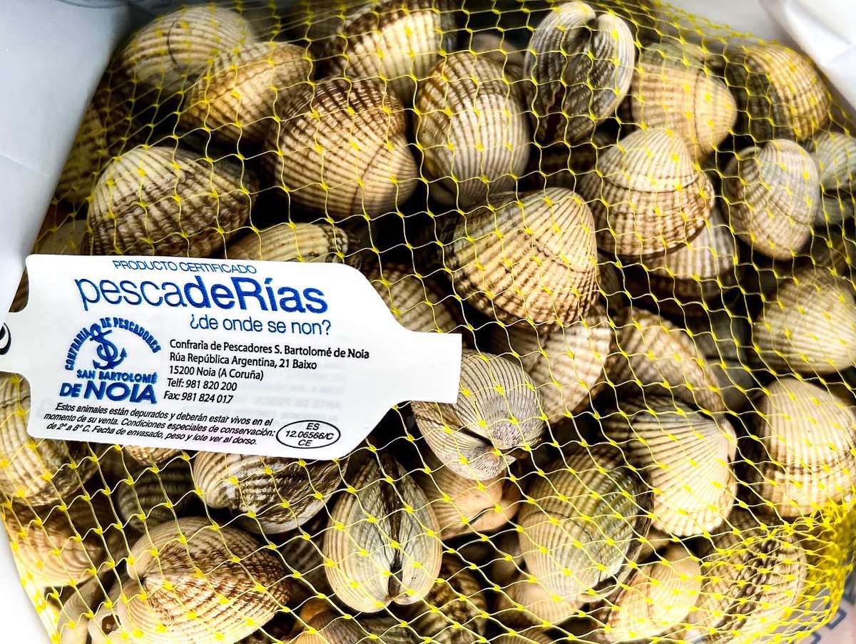 Partiendo del bivalvo rey e ingredientes adquiridos en el Mercado Municipal de Noia, junto a la recolección de distintas algas y halófilas de la ría de Muros y Noia, desarrollamos un taller aplicando diferentes técnicas culinarias bajo la visión de FOOD IDEA LAB.