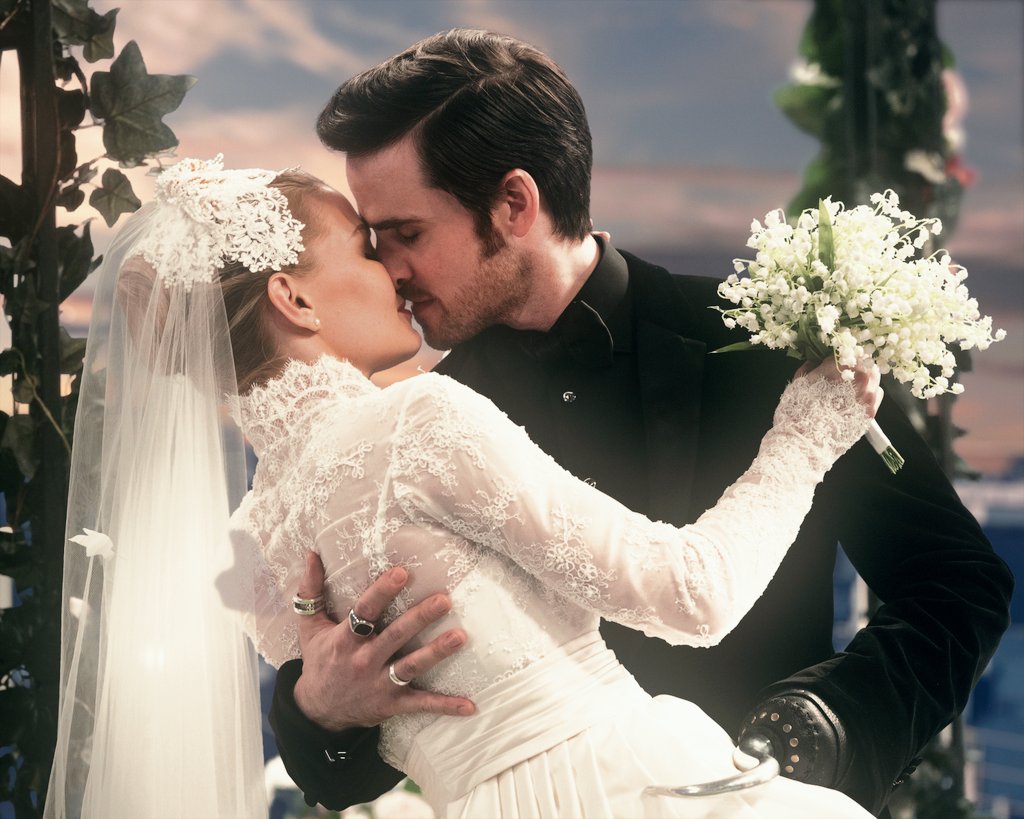 EnchantedSwans's tweet photo. ✨ CS Collection

CS kisses | 6x20
A happy beginning... 🥹💗

#captainswan #emmaswan #killianjones #jennifermorrison #colinodonoghue #onceuponatime #ouats6 #ouatmusicalepisode #captainswanwedding #cswedding #cscollection #cskiss #captainswankiss #captainswankisses https://t.co/8j48Gr7IhP