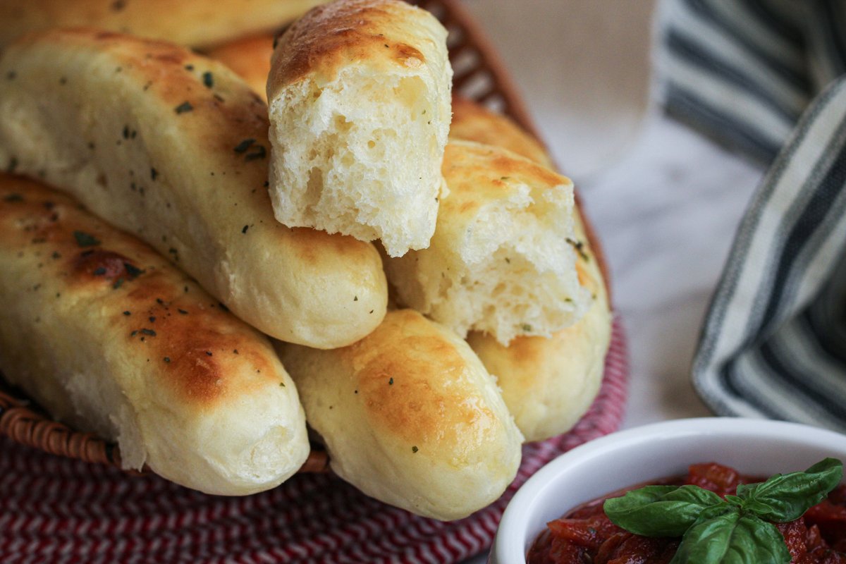 أصابع خبز الثوم: جهزتها بمقادير بسيطة وبوقت قصير، والنتيجة كانت طرية ولذيذة، خاصة بعد ما قدمتها مع صوص المارينارا (Marinara Sauce). الطريقة هنا: byamani.net/index.php/2022…