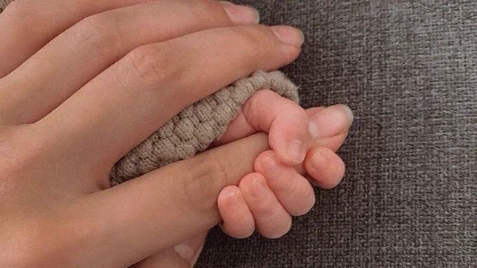 #ไทจุมิทสึลูกสาวบ้านนี้ตัวเล็กม๊าก ตัวเล็กจนกังวลว่าแข็งแรงดีไหมแต่จริง ๆไม่เป็นไรเลยปกติดีเยี่ยม เวลามิทสึยะอุ้มไม่เท่าไหร่แต่พอเป็นไทจุคือยัยหนูจิ๋วจนจมอกพ่อ ไม่กล้าจับตัว/เล่นแรงกลัวลูกจะเจ็บไปหมด พอโตขึ้นหน่อยเป็นเด็กเงียบ ๆเหมือนไทจุแต่แตะจับสิ่งของคล่องแคล้วเหมือนมิทสึยะ 