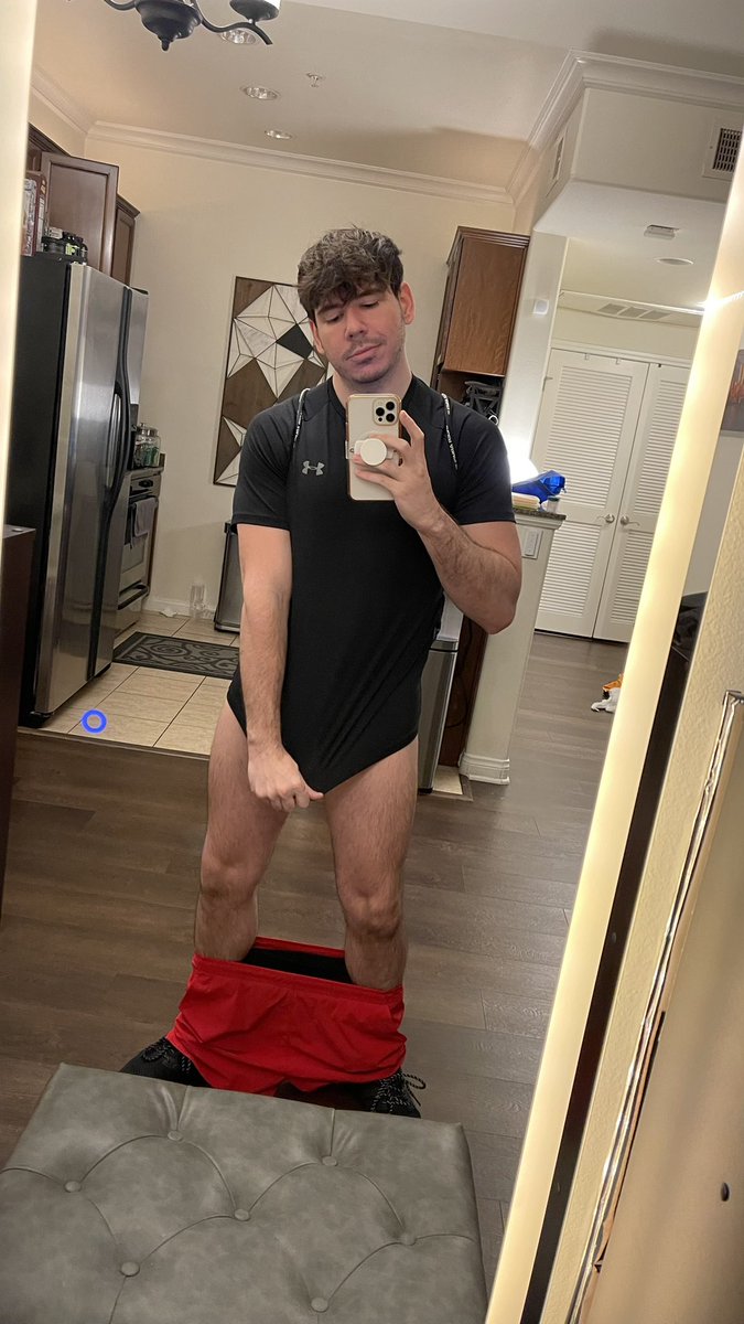 onlymikedavid's tweet photo. Rt if I should let my hand go ✋🏻😈 https://t.co/OUzMEN0FnZ