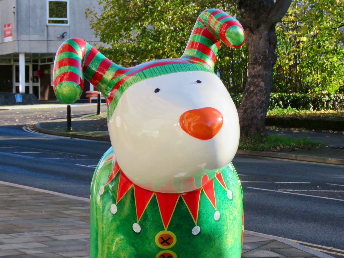 The final two Snowdogs in Hemel Hempstead are Ru-Dog by Donna Newman which has a rather cool Christmas jumper, and the very festive Elf by Amanda Quellin❤️🐶 <a href="/SnowdogArtTrail/">Snowdog Art Trails</a> <a href="/TheSnowmanHQ/">The Snowman</a> <a href="/HemelBID/">HemelHempsteadBID</a> #Snowdog #TheSnowman