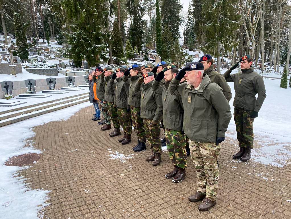 Dutch military cadets pay respect to the fallen heroes of Lithuanian re-independence. #Vilnius #Antakalnis
