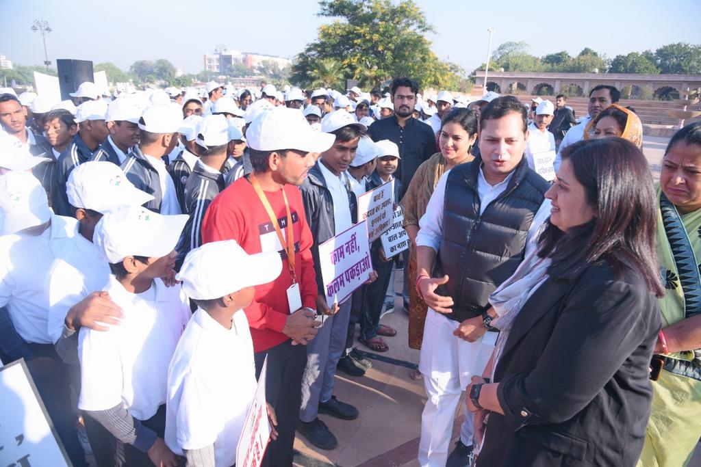 rscpcr's tweet image. बाल सप्ताह के छठे दिन Walkathon का आयोजन.
RCA अध्यक्ष श्री Vaibhav Gehlot,आयोग अध्यक्ष श्रीमती संगीता बेनीवाल ने      
 walkathon को हरी झंडी दिखाकर रवाना किया।  आयोग के सदस्य संगीता गर्ग, नुसरत नकवी और साबो मीना मौजूद रहे.
@RajCMO 
@nusratajm 
@SangeetaGarg_