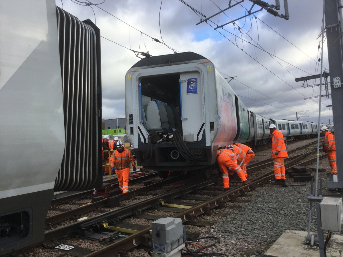 13milepost's tweet photo. @Andym13 /Archive/ First time an open wide gangway  formation uncoupled 'in the field'  so quite a challenging Recovery  in hindsight wish it hadn't been split and a tandem lift and traverse done but only had one set of MFD gear 🦺 #Recovery #ReRailing  ☎️ https://t.co/SHqM49ptxp