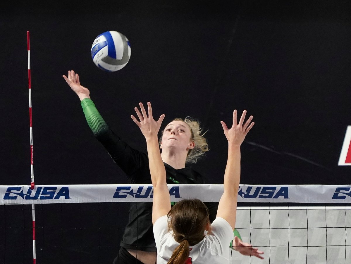 Taylor slams the kill as Alexa collects her 10th assist of the match!

North Texas down by one in the third, 7-6.

#GMG