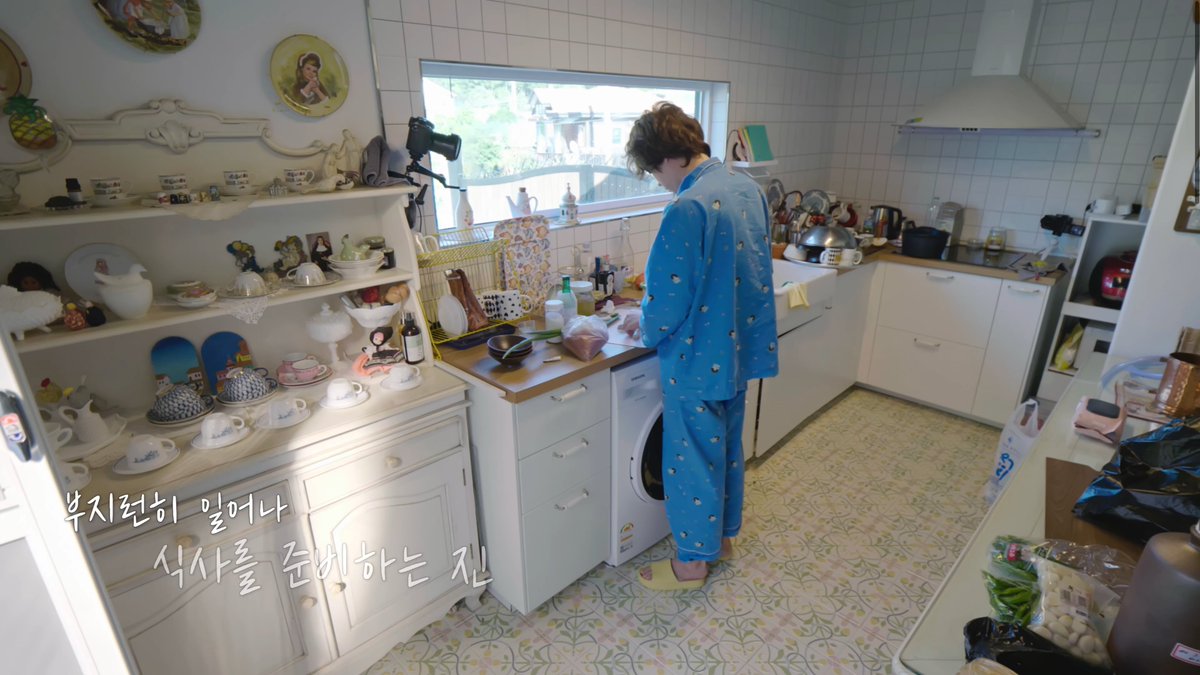 아아 너무 귀여워.......😫💜 석진이 부시시한 머리랑 파란 잠옷이랑 크림색 컨츄리풍 키친이랑 아침 햇살이랑 살짝 길이 모자란 노란 슬리퍼까지 완벽하다ㅠㅠ💜