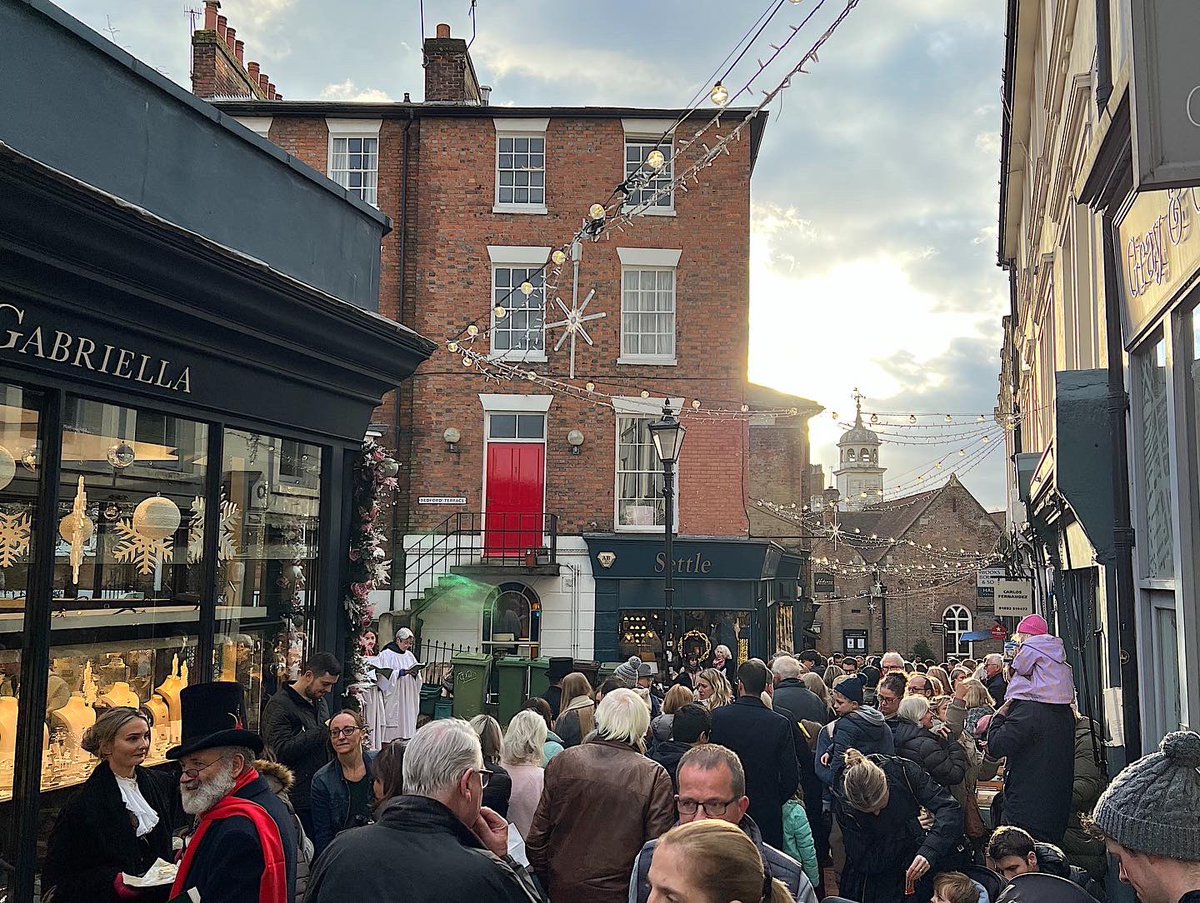 thetncard's tweet photo. A wonderful afternoon spent in #ChapelPlace today. Thank you to @rtwtogether and all the independents involved. Amazing to see this special part of town so busy ๐๐ https://t.co/Qj9xTxVcRz