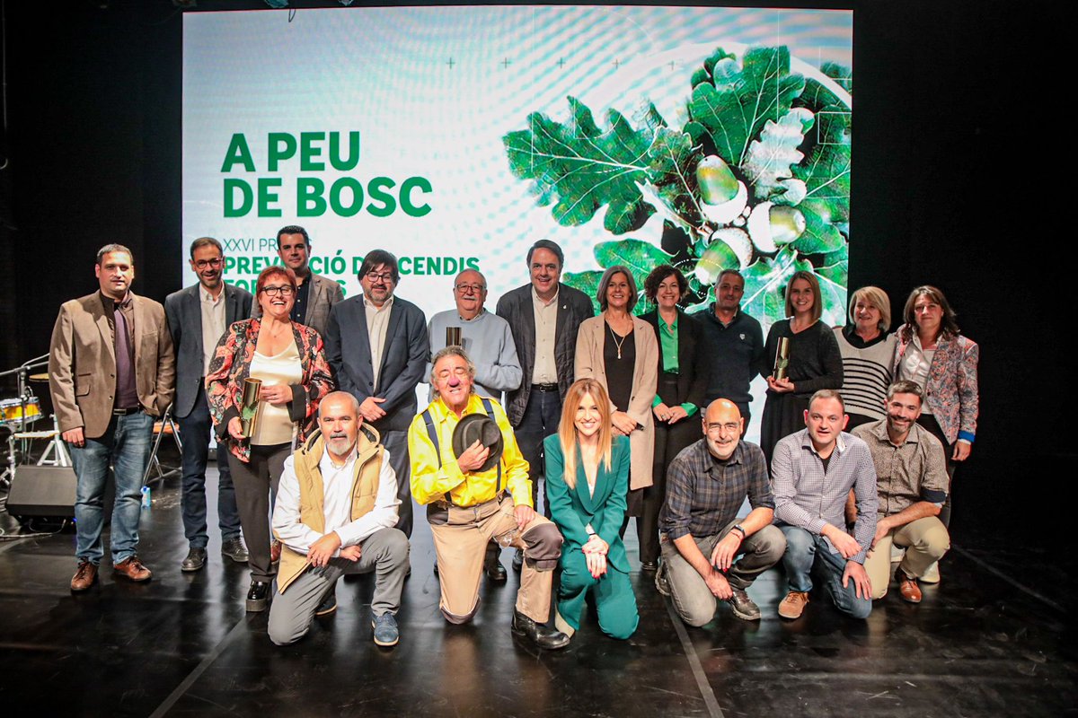 diba's tweet photo. Fins aquí la gala dels #PremisADF2022. Volem tornar a agrair la tasca i dedicació voluntària de les #ADF, sempre a peu de bosc per cuidar el nostre patrimoni natural. Pots veure de nou el lliurament dels guardons aquesta nit a les televisions locals de la @laxarxa https://t.co/ZzCM1ymBEs