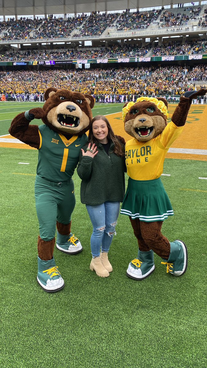 tigercheermom's tweet photo. So happy for the BACK-TO-BACK NATIONAL CHAMPIONS 💚🐻🌼 @BaylorAthletics @BaylorSpirit #SicEm #BaylorFootball https://t.co/3HARIlWHFQ