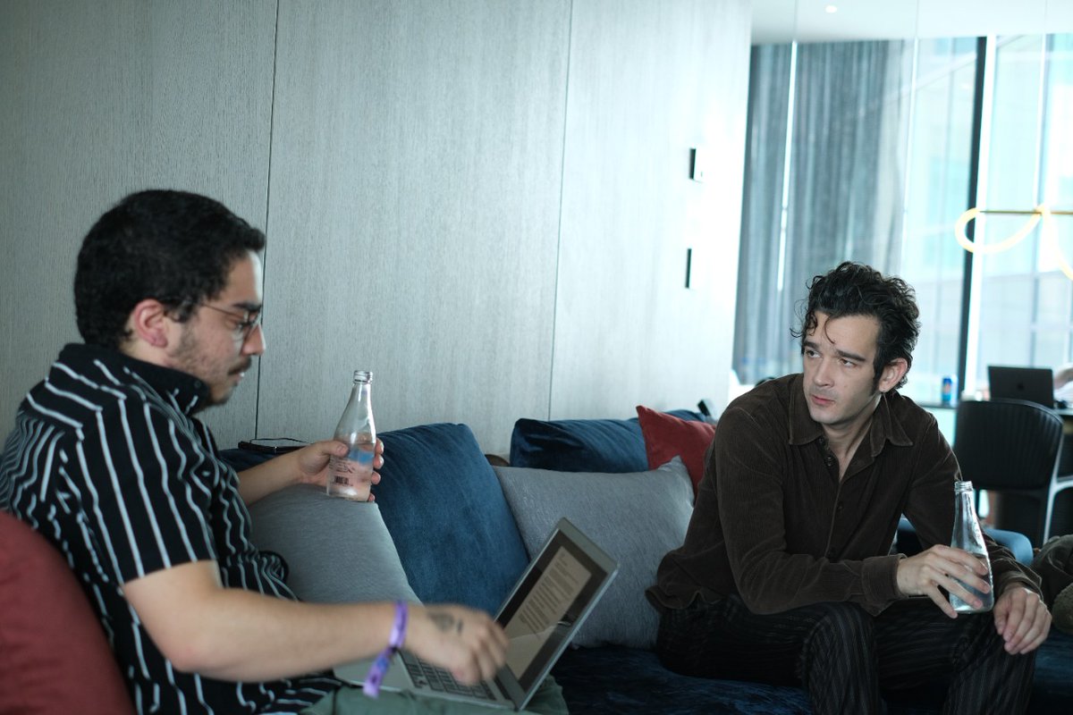 Pablo Monroy (@soyelbob) on Twitter photo Crudeando con Matty Healy. Me recibió en su cuarto de hotel, me dio agüita, él se echó un cafecito, charlamos de música y me platicó por qué comió carne cruda en un concierto de <a href="/the1975/">The 1975</a>. Es definitivamente un personaje interesante.
Pronto la entrevista en <a href="/RollingStoneMX/">Rolling Stone en Español - México</a> Crudeando con Matty Healy. Me recibió en su cuarto de hotel, me dio agüita, él se echó un cafecito, charlamos de música y me platicó por qué comió carne cruda en un concierto de <a href="/the1975/">The 1975</a>. Es definitivamente un personaje interesante.
Pronto la entrevista en <a href="/RollingStoneMX/">Rolling Stone en Español - México</a>