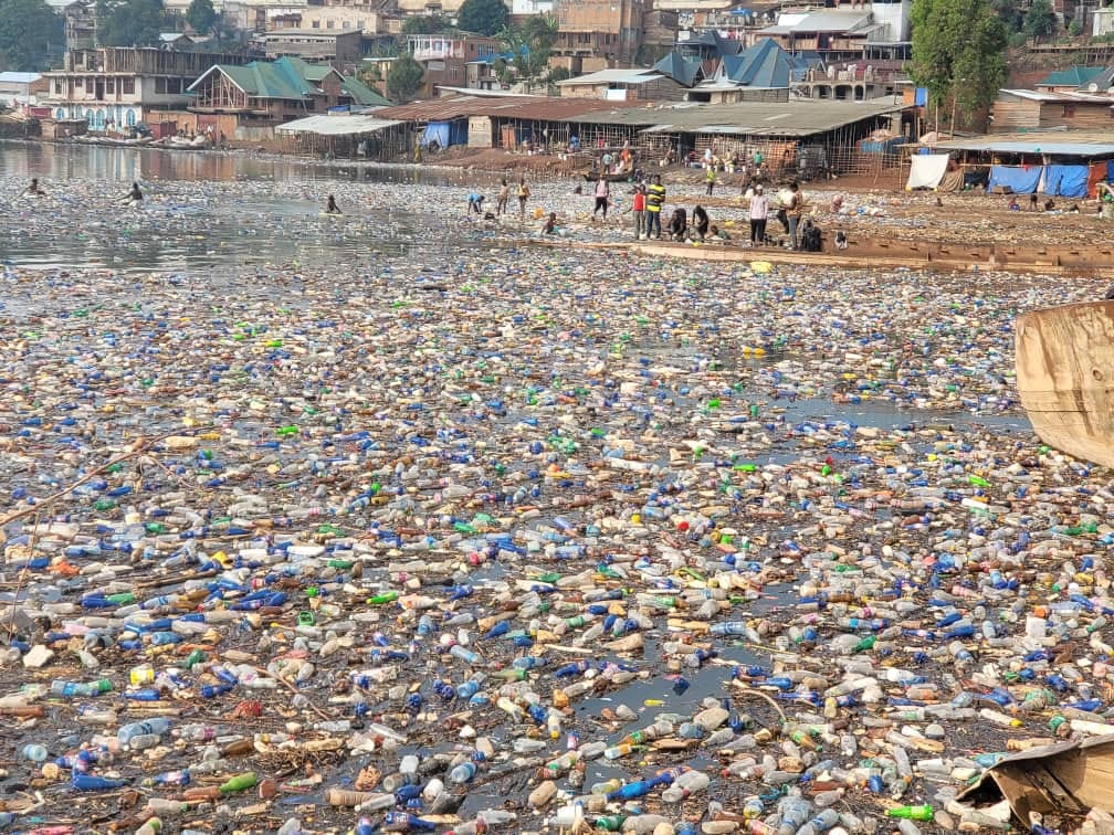 SadrachNirere's tweet photo. The reality facing communities as companies make more single-use plastics.

Images of Lake Kivu which Rwanda shares with DR Congo. 
Its only outlet River Ruzizi is flowing with plastics as it is finds way into Lake Tanganyika.

📸Via: @lukubusi - in Bukavu
#EndPlasticPollution https://t.co/mOKSC5PLoy