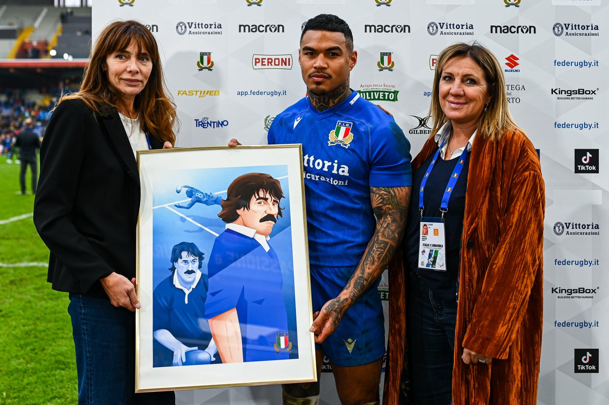 Federugby's tweet photo. 📸 Miride e Marella #Bollesan, figlie di Marco, hanno consegnato oggi a Monty #Ioane il 'premio combattività', istituito in memoria dello storico Capitano, Commissario Tecnico e Manager dell’ #Italrugby 👏

#ITAvRSA @autumnnations 
#insieme #rugbypassioneitaliana https://t.co/WGCaNBtg5G