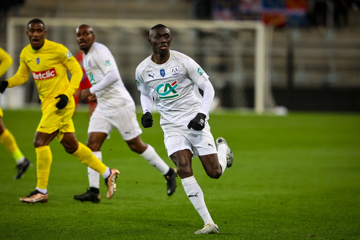 AmiensSC's tweet photo. Des Amiénois très sérieux, une victoire qui fait du bien et une qualification à la clé !✨

C’est comme ça qu’on aime voir notre équipe ! 🥰

#CDF #ASCAL 🔟-0️⃣
#fiersdetreamienois⚪️⚫️ https://t.co/0nJERZI4l5