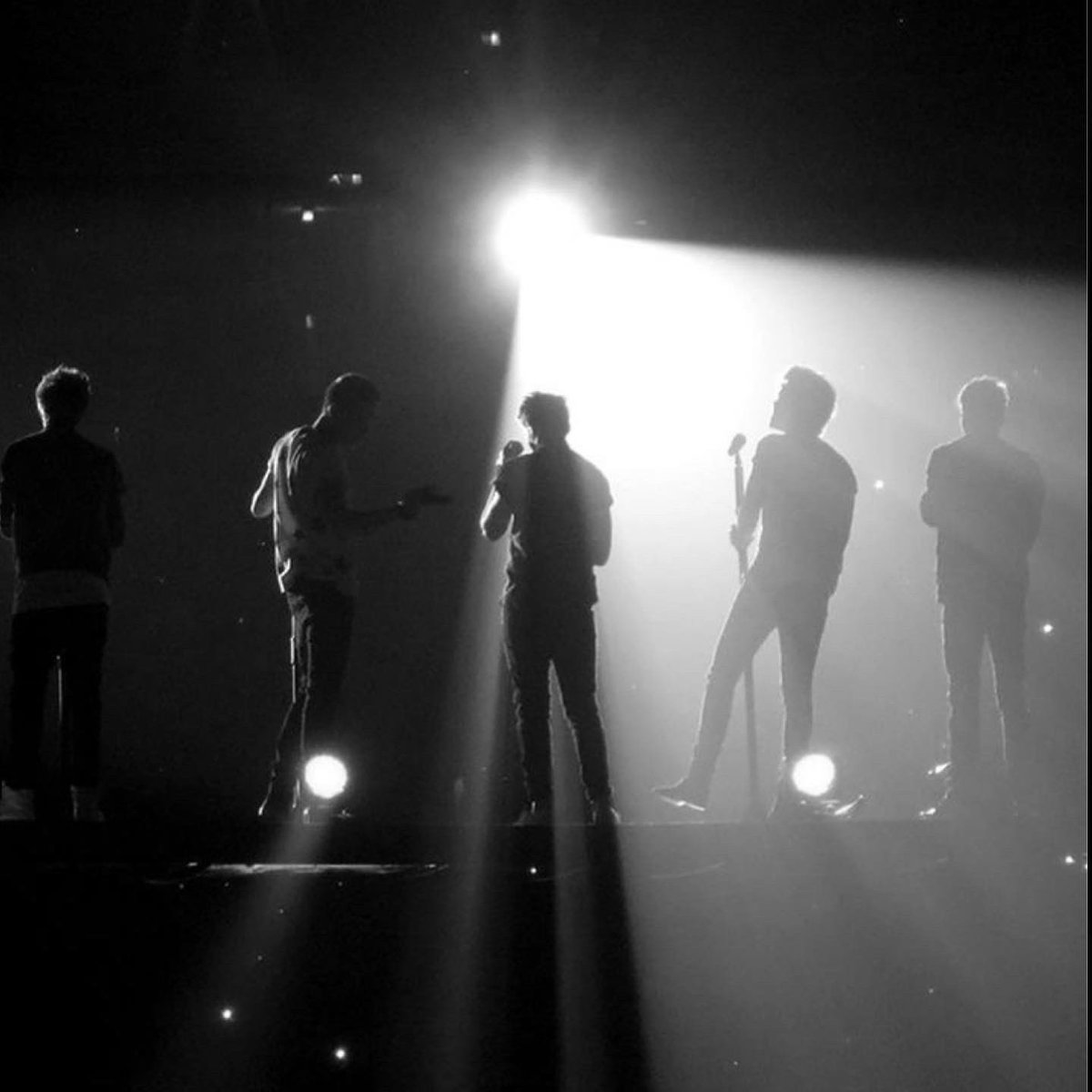 Louissflorals28's tweet image. WE’VE MADE IT TO THE LAST ROUND OF THE HUNGAR GAMES! pls remember the poll is the only votes that count!!! we will post a link when the poll is live! we got this, let’s get the boys that award :)). I’m voting for #OneDirection
“Story Of My Life” (2013) for #AMAsFanFavorite