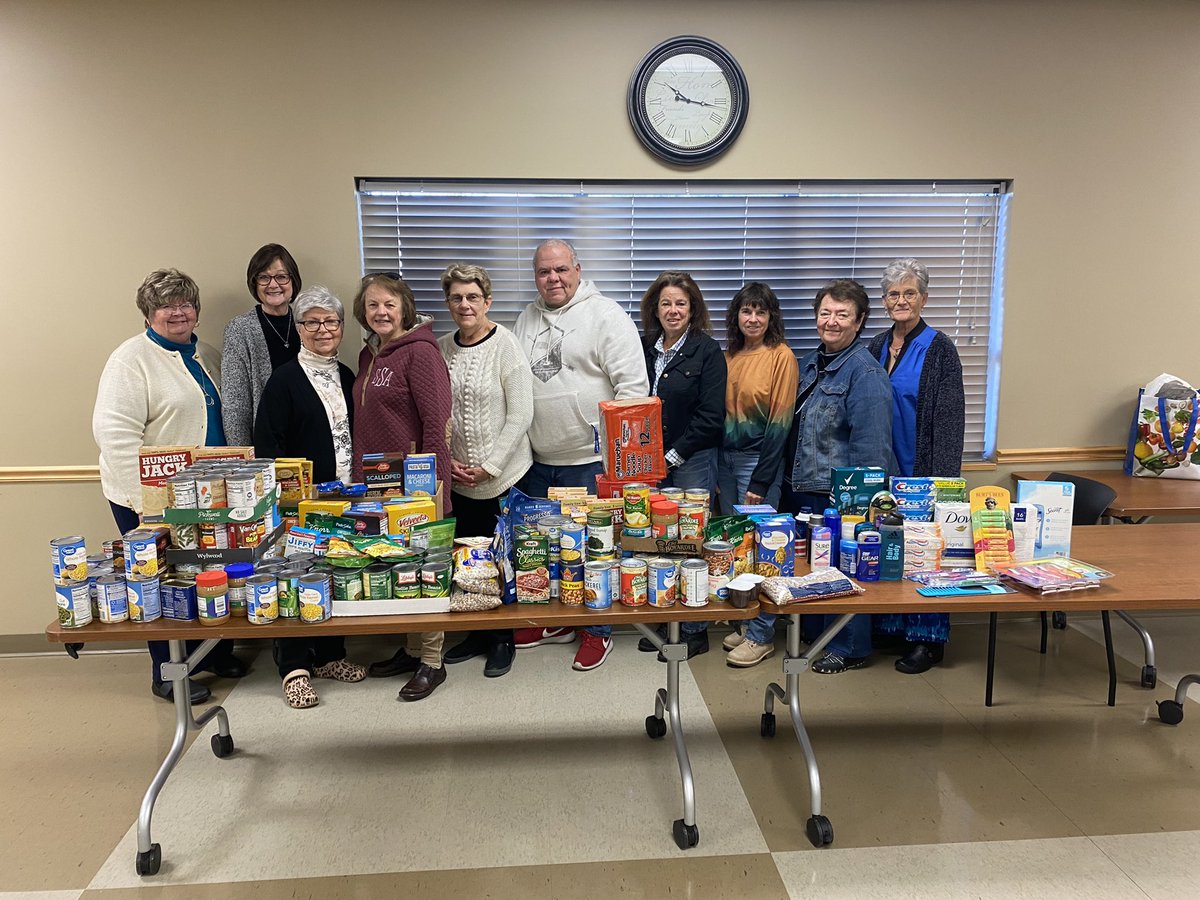 3rdRetiredTeach's tweet photo. Edmonson County RTA recently collected food items and hygiene products at their meeting, 09/19/22. #GivingBack #KRTA #TDRTA https://t.co/VXxtxnpPmc
