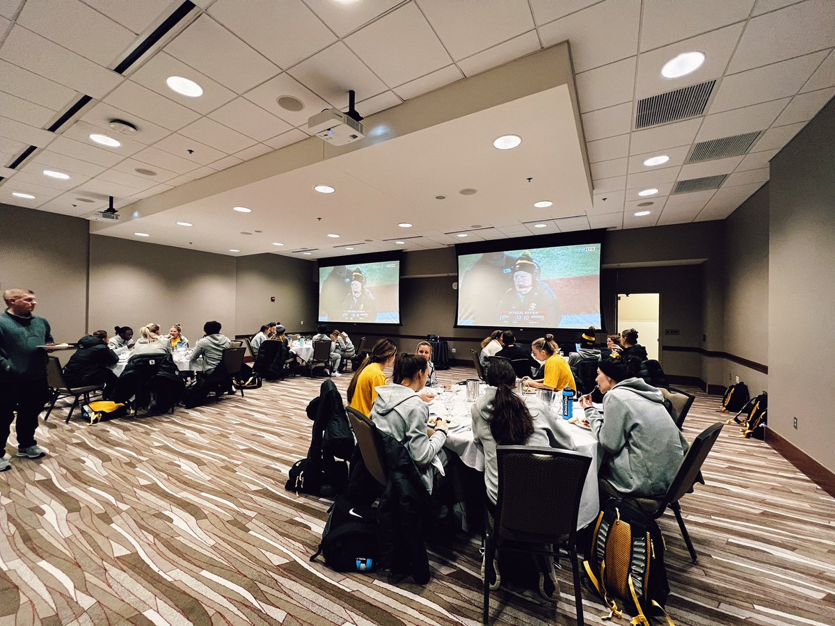 Hawks supporting Hawks 🤝 <a href="/HawkeyeFootball/">Hawkeye Football</a> 

Catch us tomorrow on B1G+ (subscription required) as we take on the Fighting Illini at 1 p.m. (CT). 🙌

#Hawkeyes