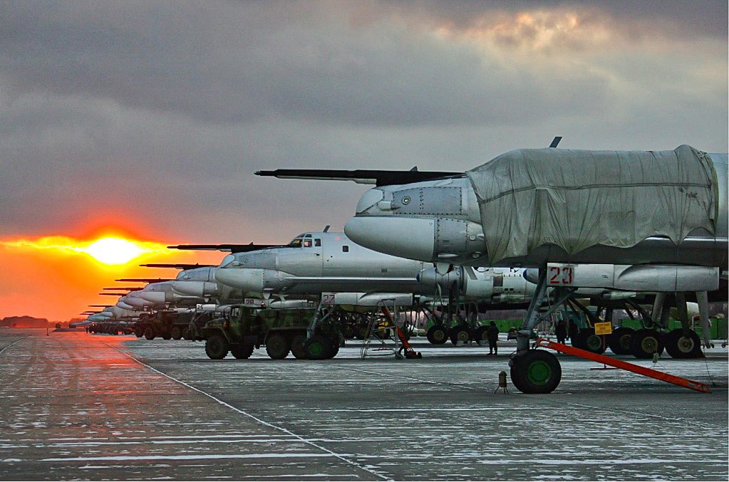 kadonkey's tweet photo. A line-up of Tupolev Tu-95MS during sunset at Engels Air Force Base, Russia. (Dmitriy Pichugin 📷) https://t.co/alQaB6fUVJ