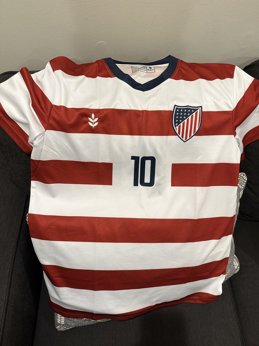 SebiAmar's tweet image. Big shoutout to @ChrisBunn21 and @olive_york for picking up @nike ‘s slack and getting this beauty delivered before the start of the #FIFAWorldCup #TheRealUSMNTJersey