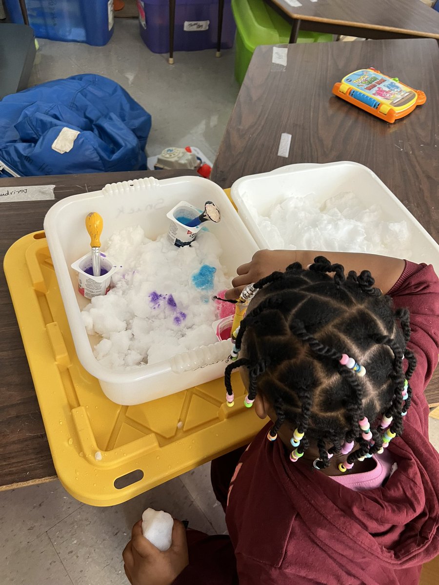 upshur_olivia's tweet photo. First snow of the year calls for some sensory fun! We really enjoyed exploring snow through painting and touch ❄️

#sensoryexploration #sensoryplay #snow #dk #dkfun https://t.co/XUDT4tbkzZ