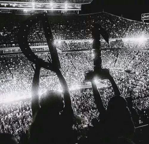 1dxsolosftzayn's tweet photo. The poll says we are losing very badly but we hit ONE MILLION TWEETS FOR BOTH #ONEDIRECTION AND STORY OF MY LIFE TRENDS

I am voting for #OneDirection "Story Of My Life" (2013) for #AMAsFanFavorite performance at the #AMAs https://t.co/octYsuX4K0