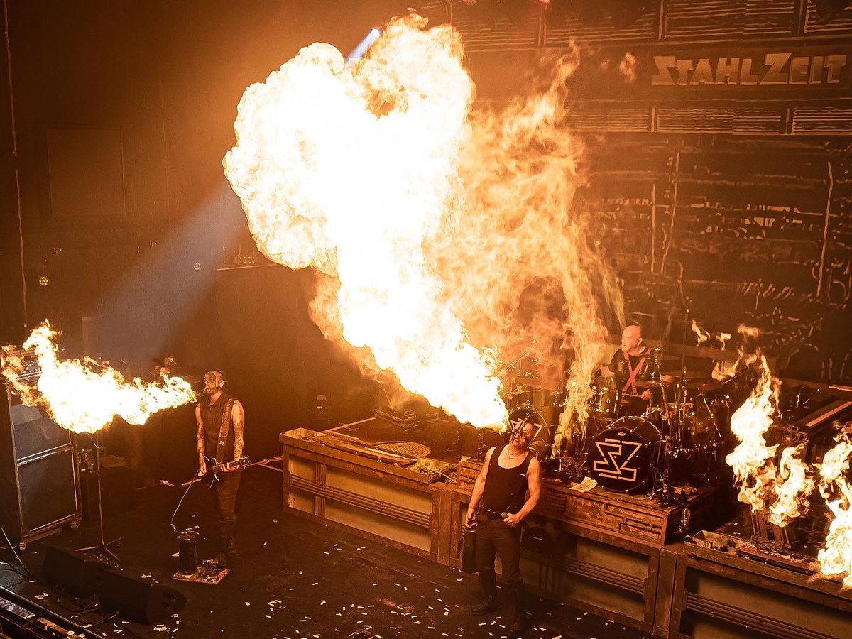 U2Juul's tweet photo. Afgelopen vrijdag stond @grenswerkvenlo in de fik 🔥. Wat een leuke show van #stahlzeit Ik ben blij dat Grenswerk brandveilig is 😀. #rammstein #venlo https://t.co/k6oc1HAE9J