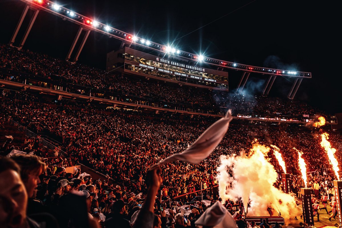 GamecockFB's tweet photo. The best atmosphere in the nation ✔️ https://t.co/sq1M0k6iNd