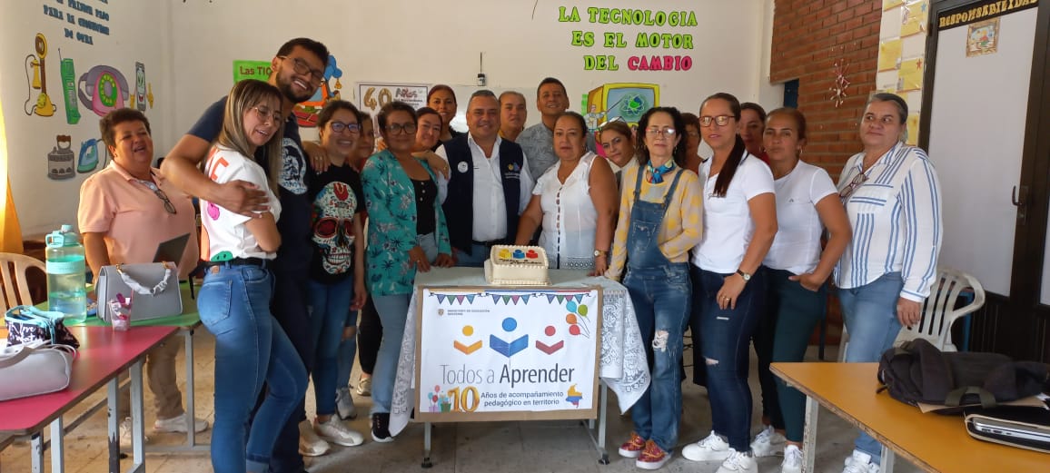 WiltonHernndez's tweet photo. #10AñosPTAColombia,@Mineducacion 
@agaviri,@RinconferE, @PTA_Colombia, @Daz4Grace, @MartaISernaN Docentes IE Félix Naranjo San Diego-Samaná, Caldas con jornada académica celebran 40 años Movimiento Pedagógico y 10 años PTA acompañando en la dispersa ruralidad. https://t.co/PslEWczFNn
