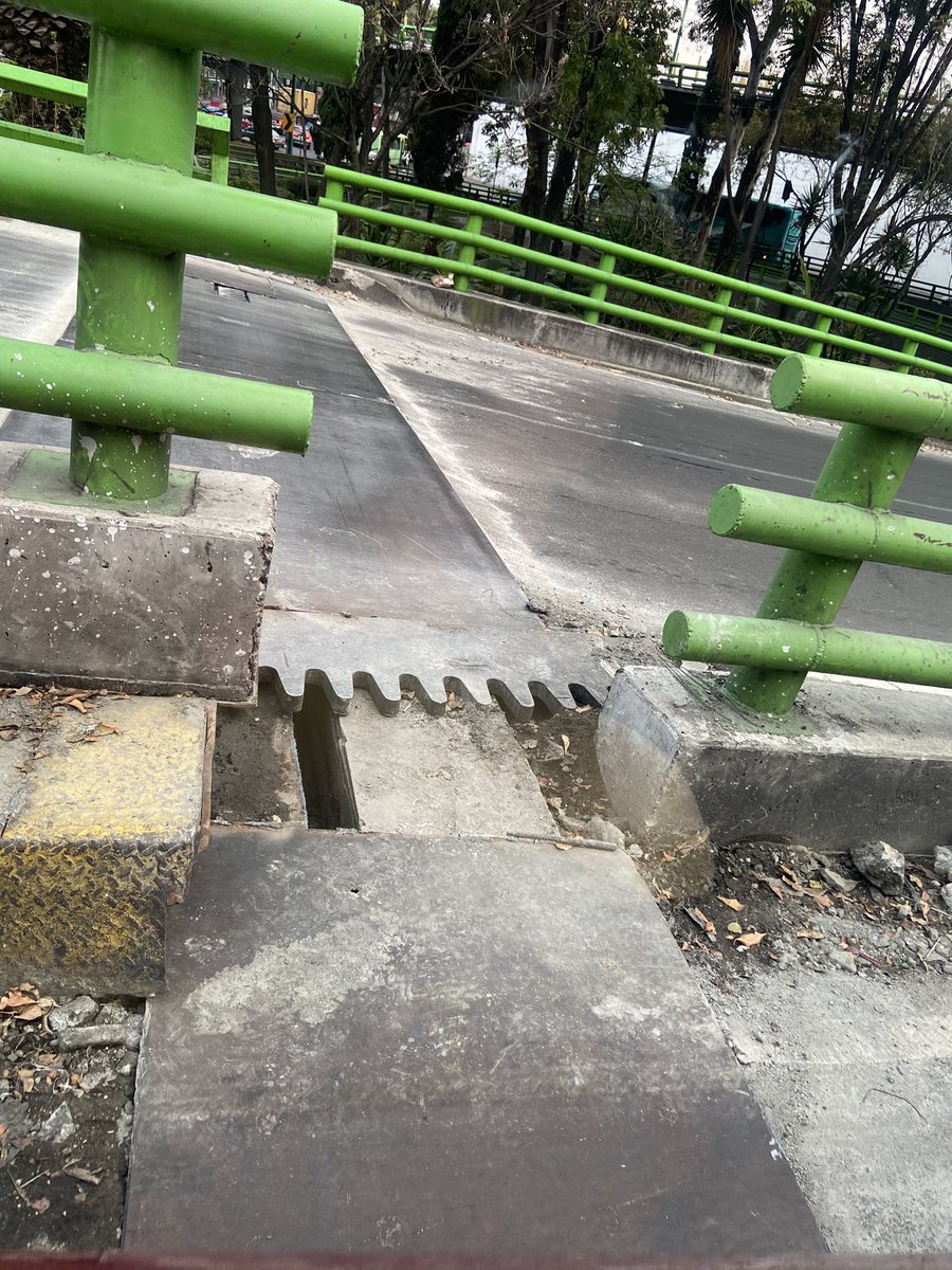 lluvianicee's tweet photo. El puente de Taxqueña dirección Miguel Ángel de Quevedo y Tlalpan, se está deshaciendo y solo le ponen placas que cada semana hay que cambiar porque se está abriendo. Pero pues @Claudiashein está de gira y el dinero de la ciudad NO se usa para lo que se debe https://t.co/PI81gE8L7o