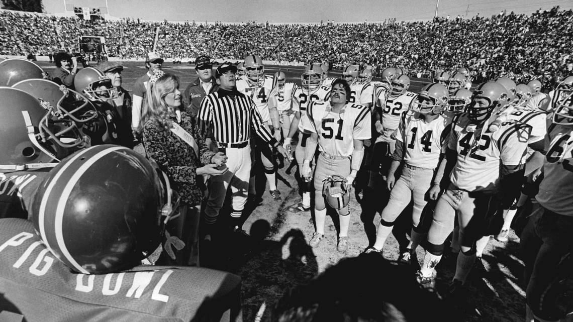 SacBee_JoeD's tweet image. Overflow crowd of 23,073 for @SacHornetsFB vs. UC Davis is a @sacstate &amp;amp; Causeway Classic record. 
The all-time regional record for crowds? 
Hughes Stadium at Sac City drew overflow of just under 24,000 for Turkey Day games between McClatchy &amp;amp; Sacramento and also Pig Bowl...