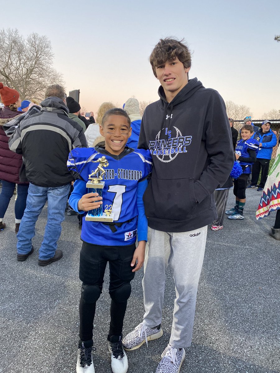 Jessh0202's tweet photo. Congratulations C team champions!!! LS#2 supporting future Pioneers💙🤍🏈@LSFootball1 @hunterhildy https://t.co/zgmziVIRpt