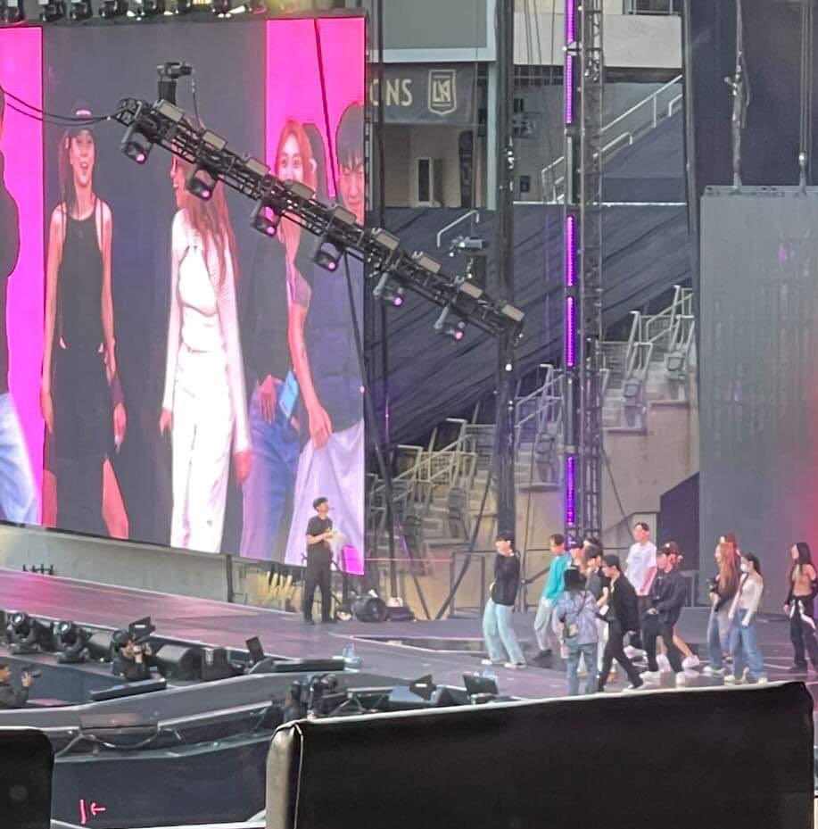 PopCrave's tweet photo. #BLACKPINK’s #JISOO and Camila Cabello rehearsing together for tonight’s ‘BORN PINK’ world tour show in Los Angeles. https://t.co/5M2CKGXWut
