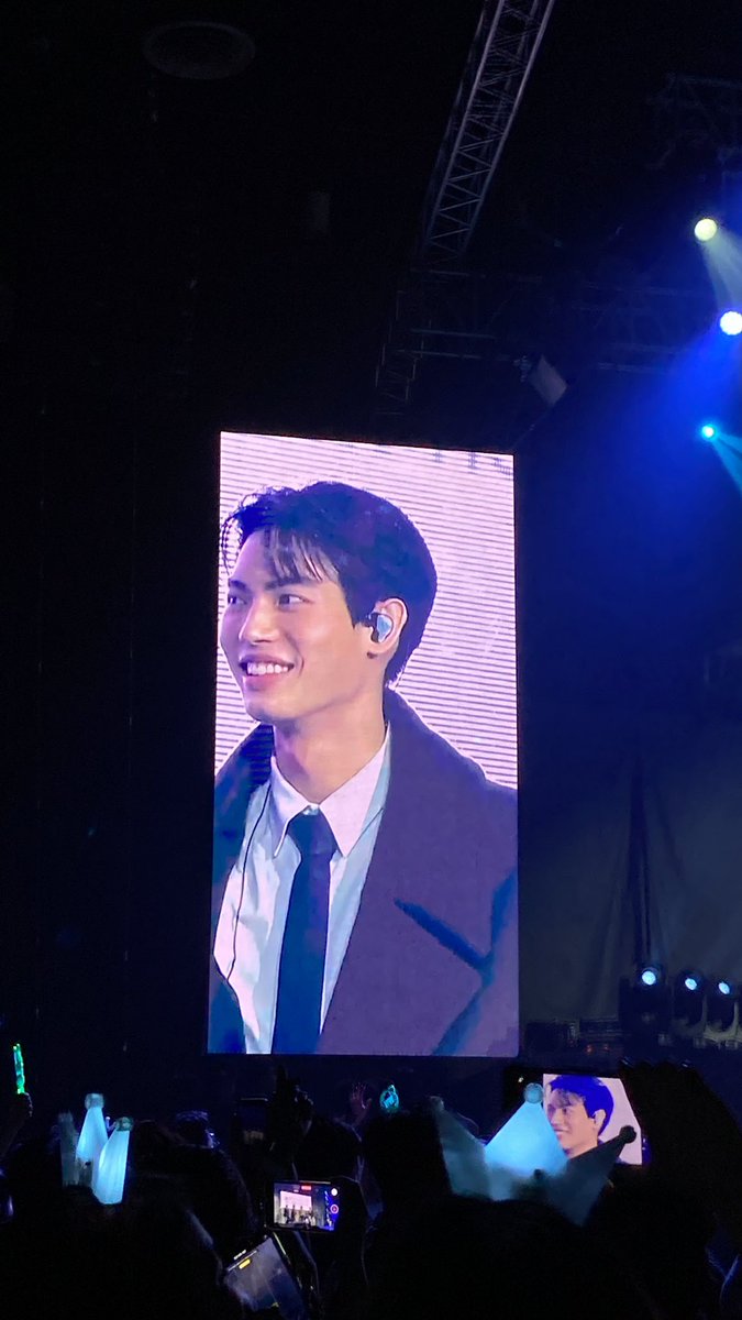 grldstvs's tweet photo. phones weren’t allowed on stage, I was cut in line so dulo ako napwesto, then photo ops happened, I was walking towards @winmetawin . I saids LOTS of things, mainly ILYs and he literally answered back MAHAL KITA with his bunny smile. Happiest fanboy #ShootingStarManila https://t.co/DmVwyMfxGp