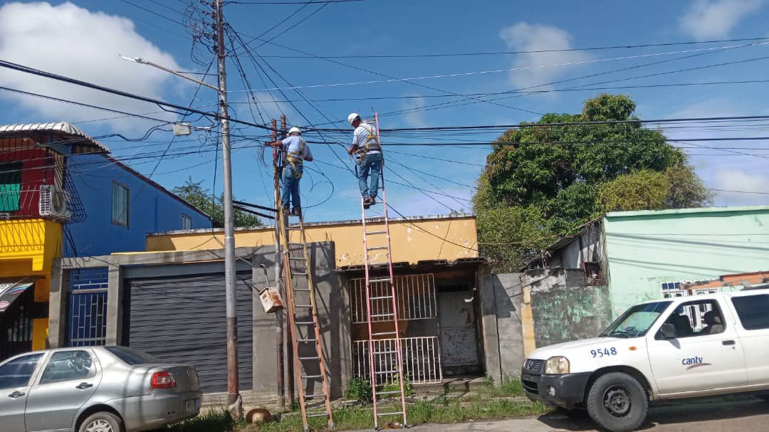 salaprensaCantv's tweet photo. #19Nov Como parte de la atención del 1x10 del Buen Gobierno, la Fuerza Azul de Cantv en Apure recuperó los servicios de telefonía fija e Internet a los habitantes de la calle Barinas, sector Samán Llorón de San Fernando https://t.co/agsOwOYlDJ