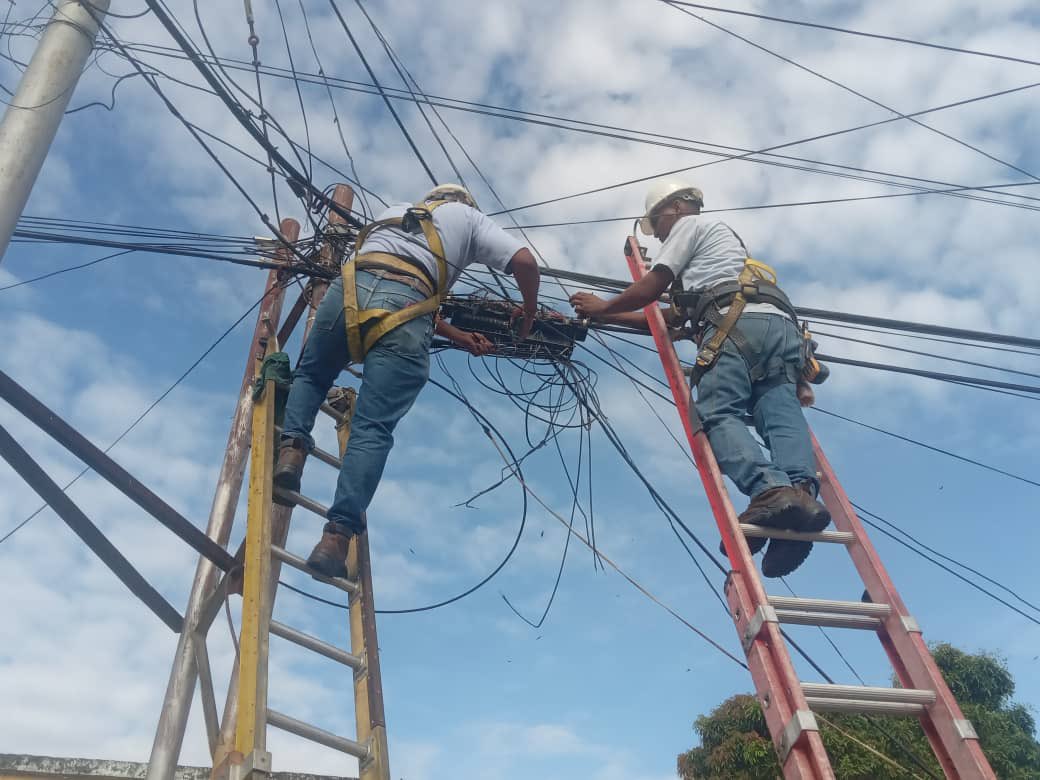 salaprensaCantv's tweet photo. Las acciones del personal de la Compañía contemplaron el mantenimiento correctivo en las redes de telecomunicaciones, así como la sustitución de conectores UY y mangas aéreas. Trabajos que requirieron además la reconstrucción de emplames 
#ResoluciónAveríasCantv https://t.co/mu7ARbZjUq