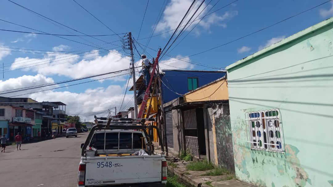 salaprensaCantv's tweet photo. Las acciones del personal de la Compañía contemplaron el mantenimiento correctivo en las redes de telecomunicaciones, así como la sustitución de conectores UY y mangas aéreas. Trabajos que requirieron además la reconstrucción de emplames 
#ResoluciónAveríasCantv https://t.co/mu7ARbZjUq
