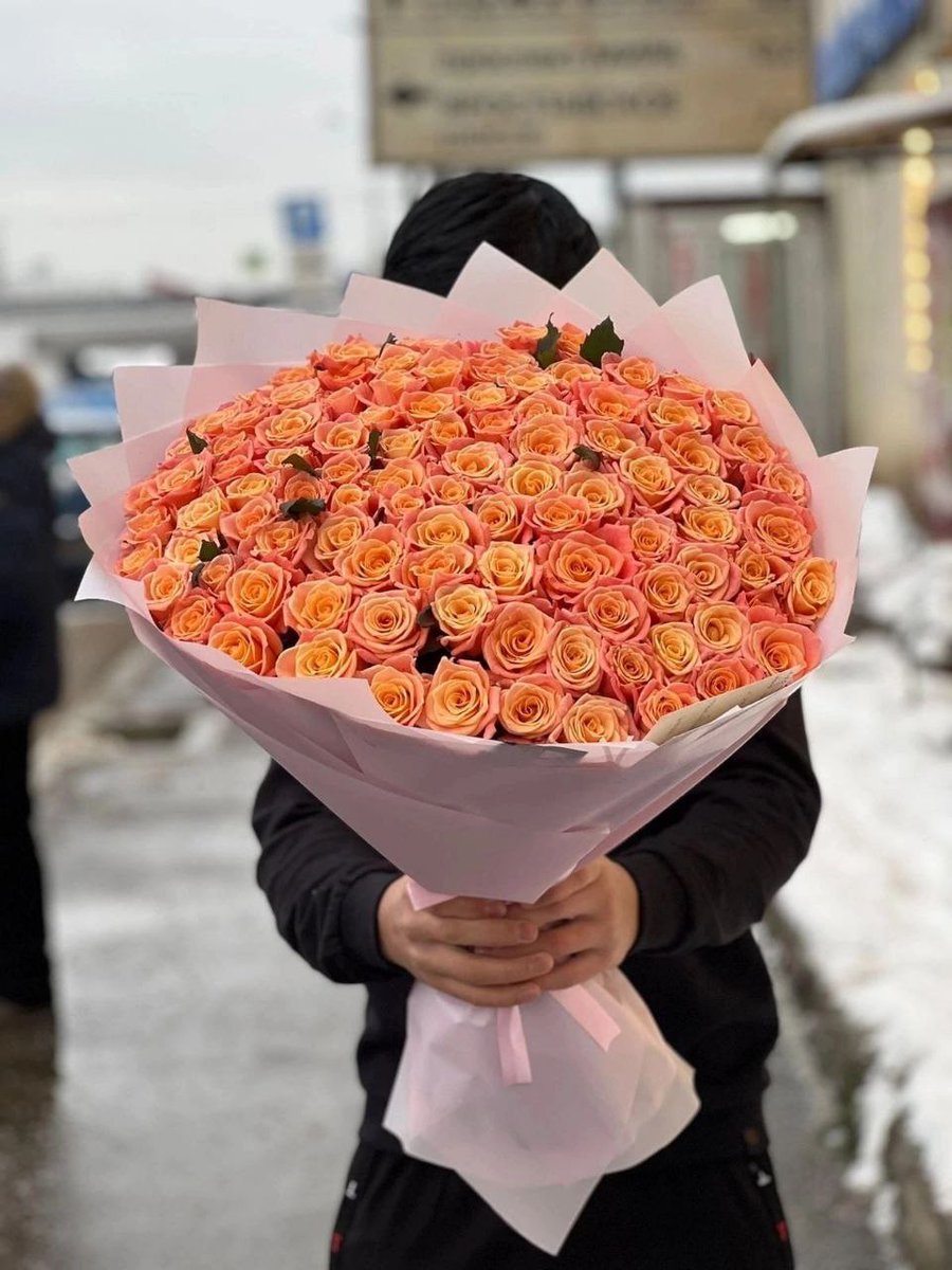 jmedoj's tweet photo. Эти цветы от Медвежат ЕМН проделали сегодня большой путь. 😁 Но все-таки в конце дня они дошли до адресатов.  😍

Персиковые розы мы выбрали для Жени, а розовые - для ее мамы Жанны. 

Ну а остальные подарки будут завтра! 😉

#ЕвгенияМедведева #ЕМН #MedvedevaTeam #EvgeniaMedvedeva https://t.co/rQIXzcllaq