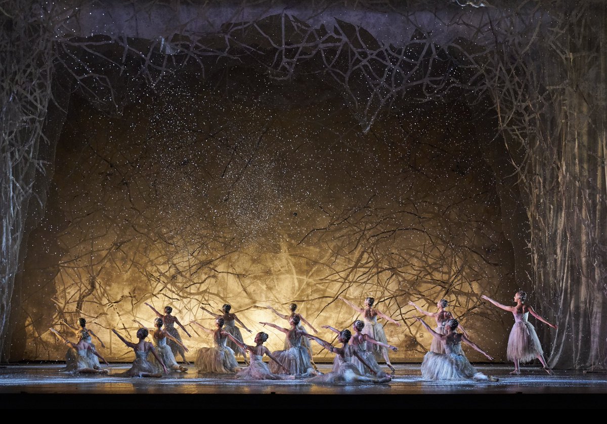 Opening night for The Nutcracker🩰 by <a href="/BRB/">Birmingham Royal Ballet</a> tonight <a href="/brumhippodrome/">Birmingham Hippodrome</a>. Now it really feels like Christmas is on its way🎄
This magical festive ballet is on in Birmingham til Dec 10.